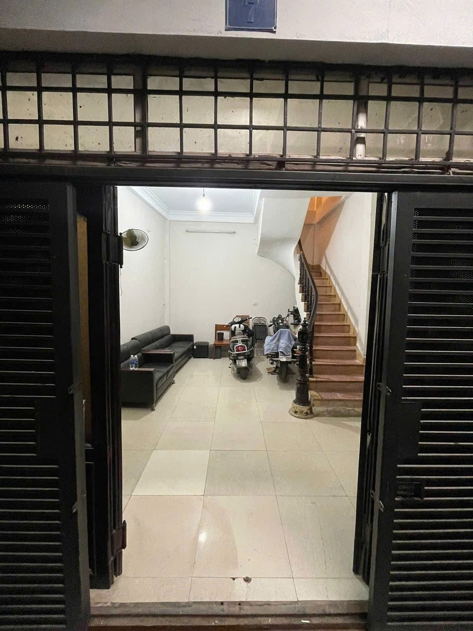 Cho thuê nhà Bạch Đằng 29 m x 5 tầng+1 tum - Giá 12 triệu