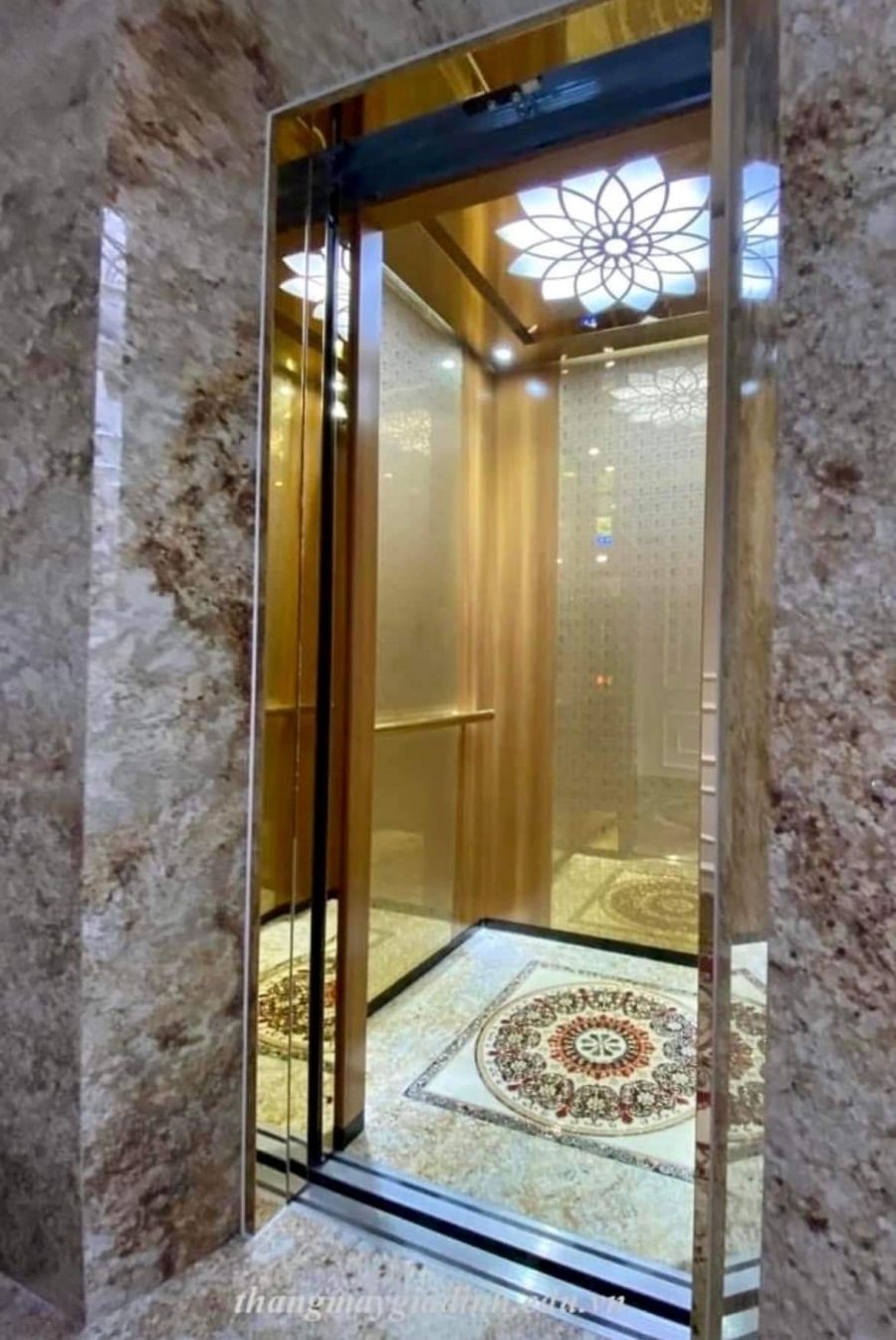 Cho thuê Nhà căn góc mới thang máy 114m2_ 4T; vỉa hè Đội Cấn-45 Tr