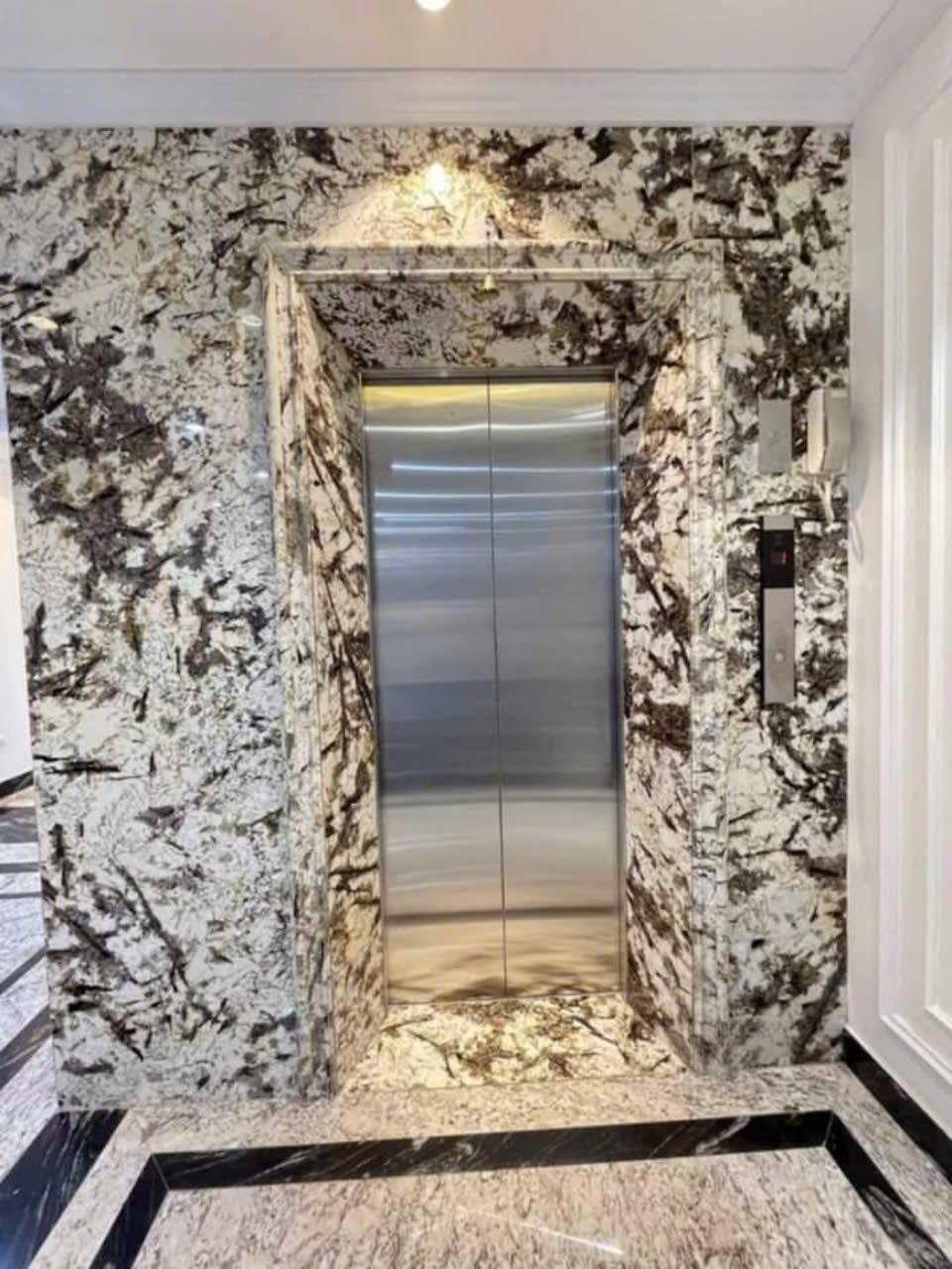 Cho thuê Nhà căn góc mới thang máyvỉa hè 113m2- 4T Trần Nhân Tông_46 Tr