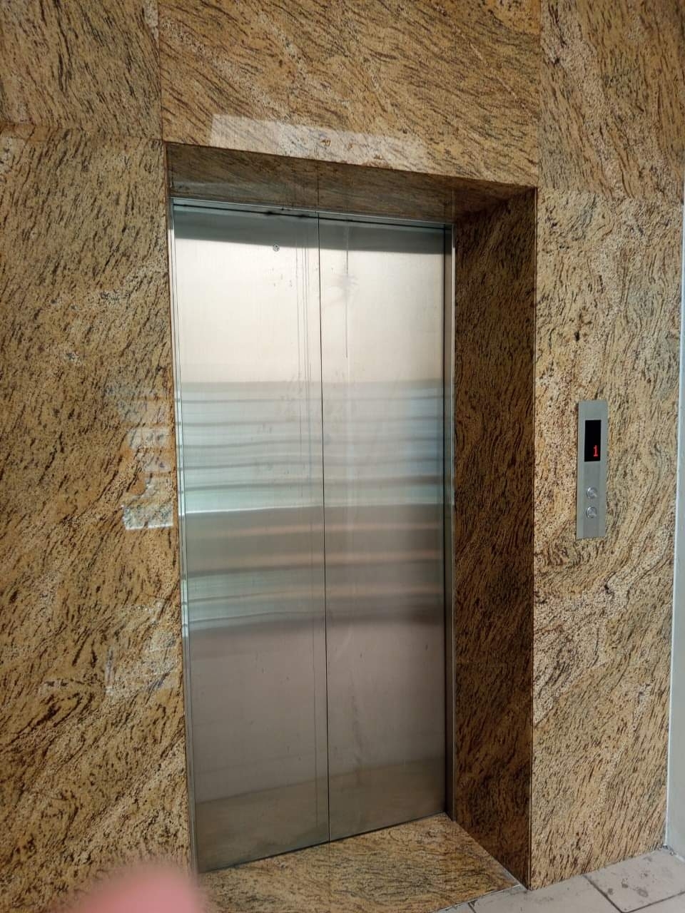 Cho thuê nhà Chùa Láng Vỉa hè THANG MÁY PCCC 198m2x 7T *116 Tr