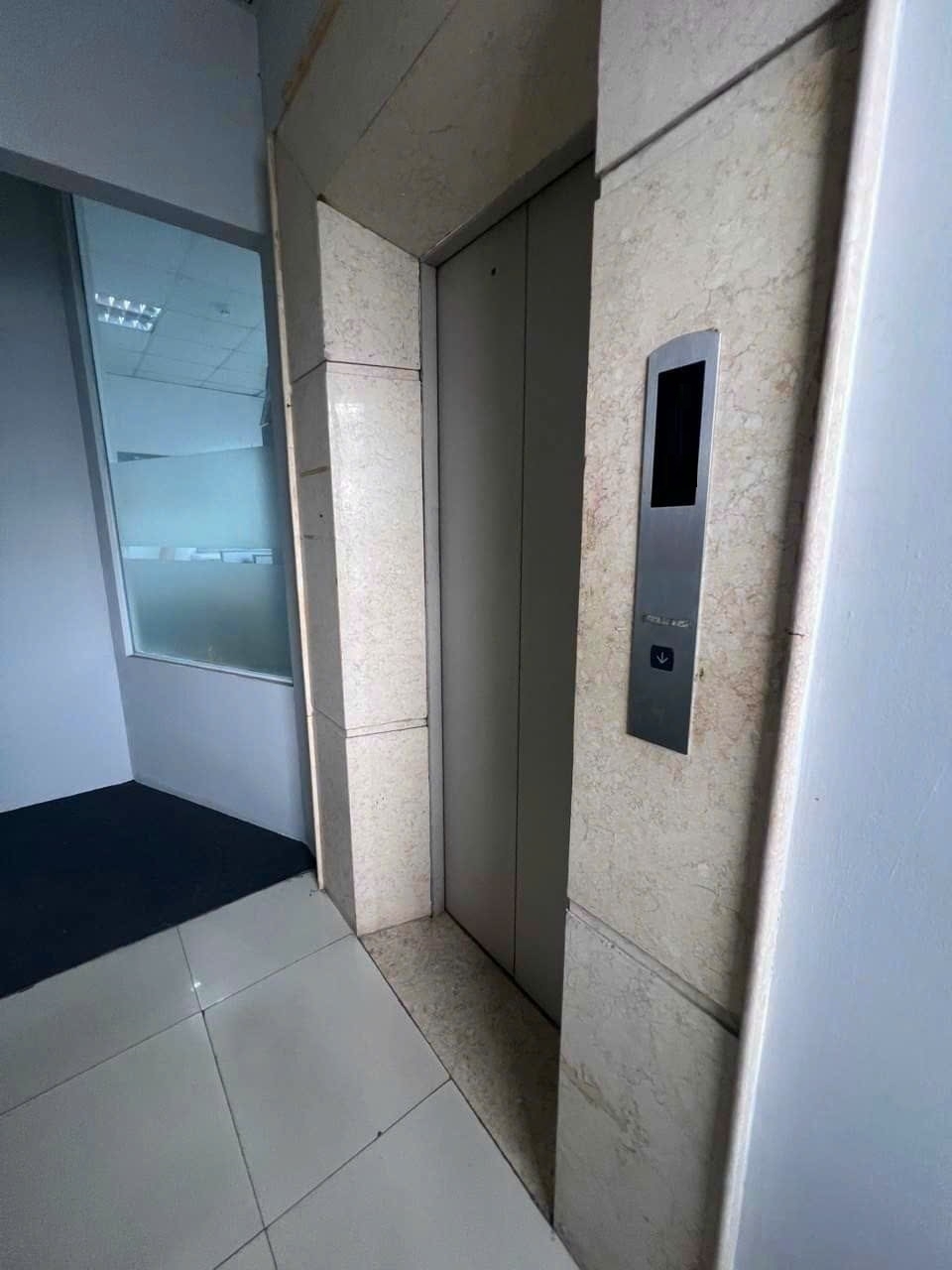 cho thuê nhà hai cửa đi mới Hoàng Cầu 100m2x 4T vỉa hè 32 Tr