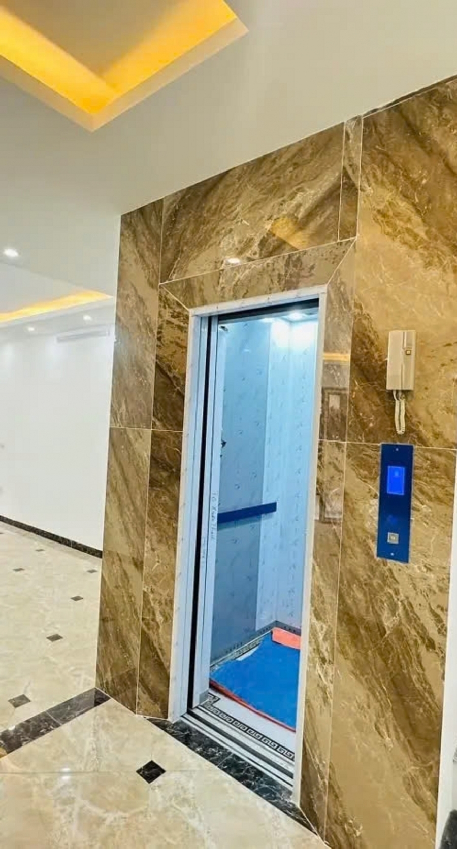 Cho thuê nhà hai mặt tiền Nguyễn Khánh Toàn 102m2x 5T vỉa hè 34 Tr