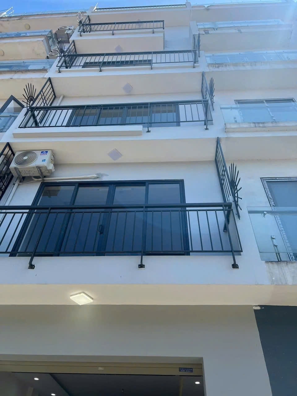 Cho thuê nhà liền kề 122 Vĩnh Tuy 5.5 tầng x 55m2 thông sàn làm Văn phòng Trung tâm