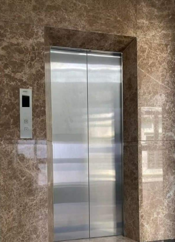 Cho thuê nhà lô góc mới  thang máyvỉa hè 118m2- 5T Duy Tân_45 Tr