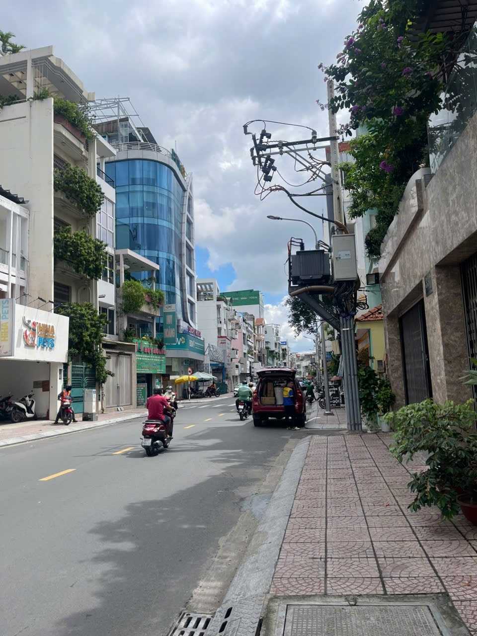 Cho thuê nhà mặt tiền đường Huỳnh Văn Bánh Phú Nhuận tiện ở và kinh doanh với 7PN 8WC và 1 MBKD