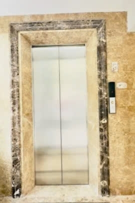 Cho thuê nhà mới căn góc thang máy 120m2_ 5T; vỉa hè Thái Hà-50 Tr