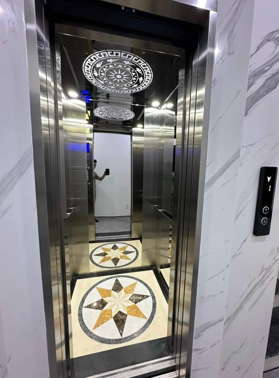 Cho thuê nhà mới hai cửa đi Đội Cấn thang máy; vỉa hè 93m2* 5T- 31 Tr