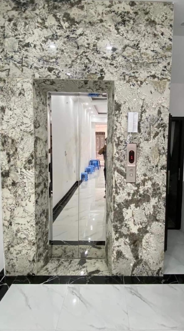 Cho thuê nhà mới hai cửa đi Hoàng Văn Thái 100m2x 5T vỉa hè 30 Tr