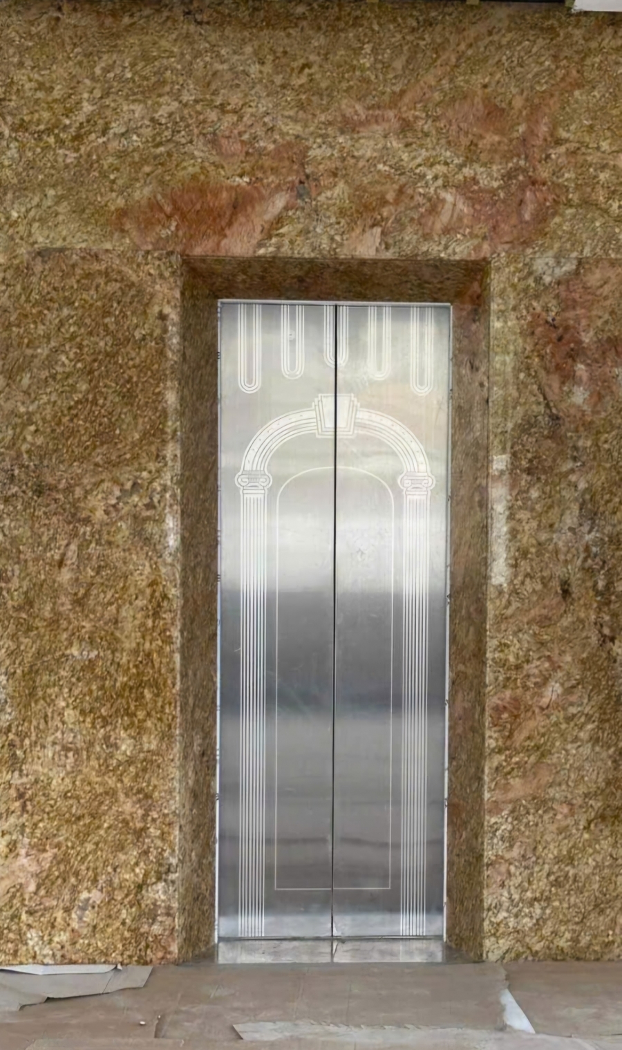 Cho thuê Nhà mới Lạc Long Quân thang máy 103m2x 5T vỉa hè 31 Tr