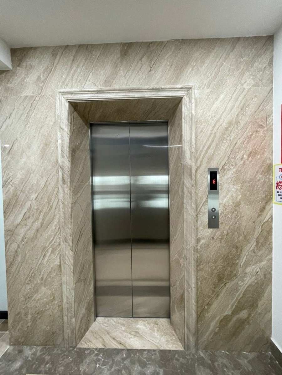 Cho thuê Nhà mới thang máy 97m2_ 5T; vỉa hè Hoàng Quốc Việt-31 Tr