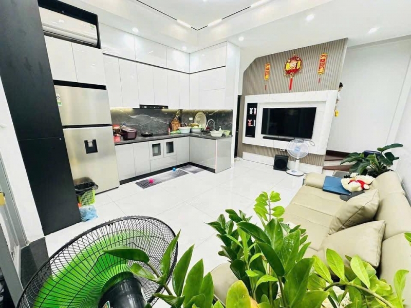 Cho thuê nhà ngõ Trần Thái Tông 36m² x 6 tầng gồm 3 ngủ 4 vệ sinh 155 triệu