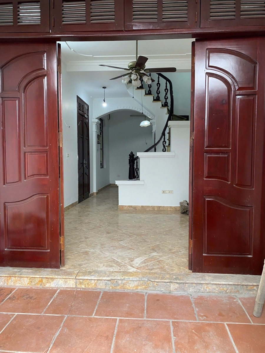 Cho thuê nhà nguyên căn ngõ 102 Hoàng Đạo Thành 40m² x 5 tầng 5PN 3WC 15 triệu
