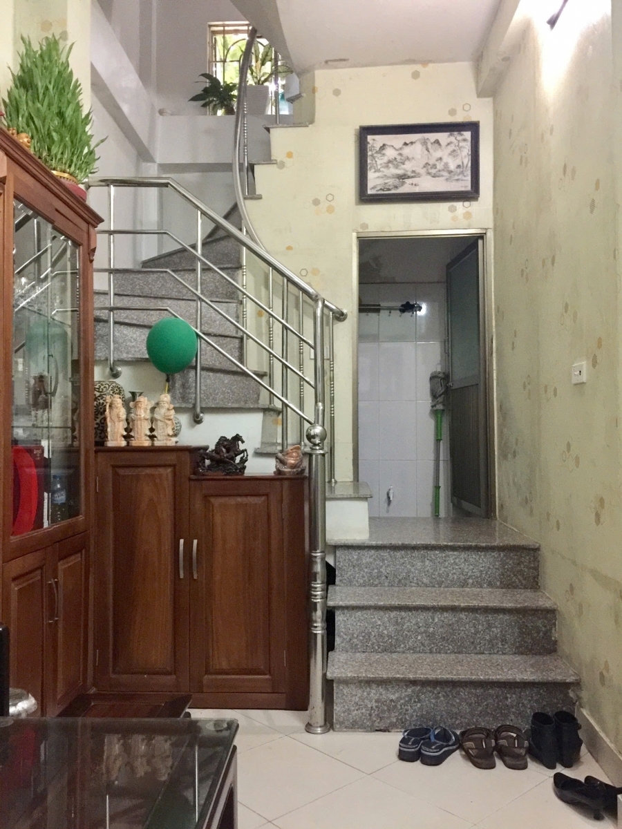 Cho thuê nhà nguyên căn ngõ 1160 Láng 18m² × 5 tầng 2 phòng ngủ. 8 triệu