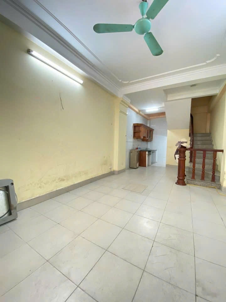 Cho thuê nhà nguyên căn ngõ 165 Giáp Bát 5 tầng x 38m2 3 ngủ 4 WC 11 Triệu ở sinh viên gđ...