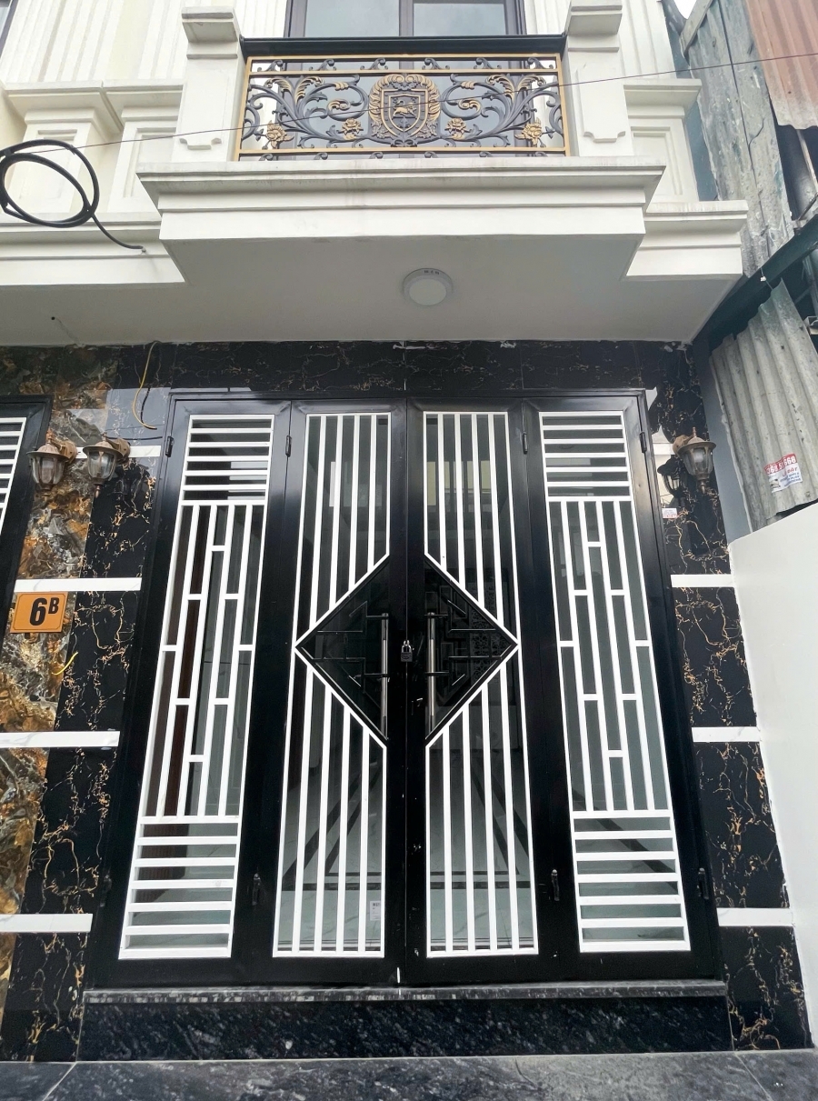 Cho thuê nhà nguyên căn ngõ 19 Hưng Phúc Nhà 5 tầng 40m2 6 ngủ giá 11 triệu/tháng