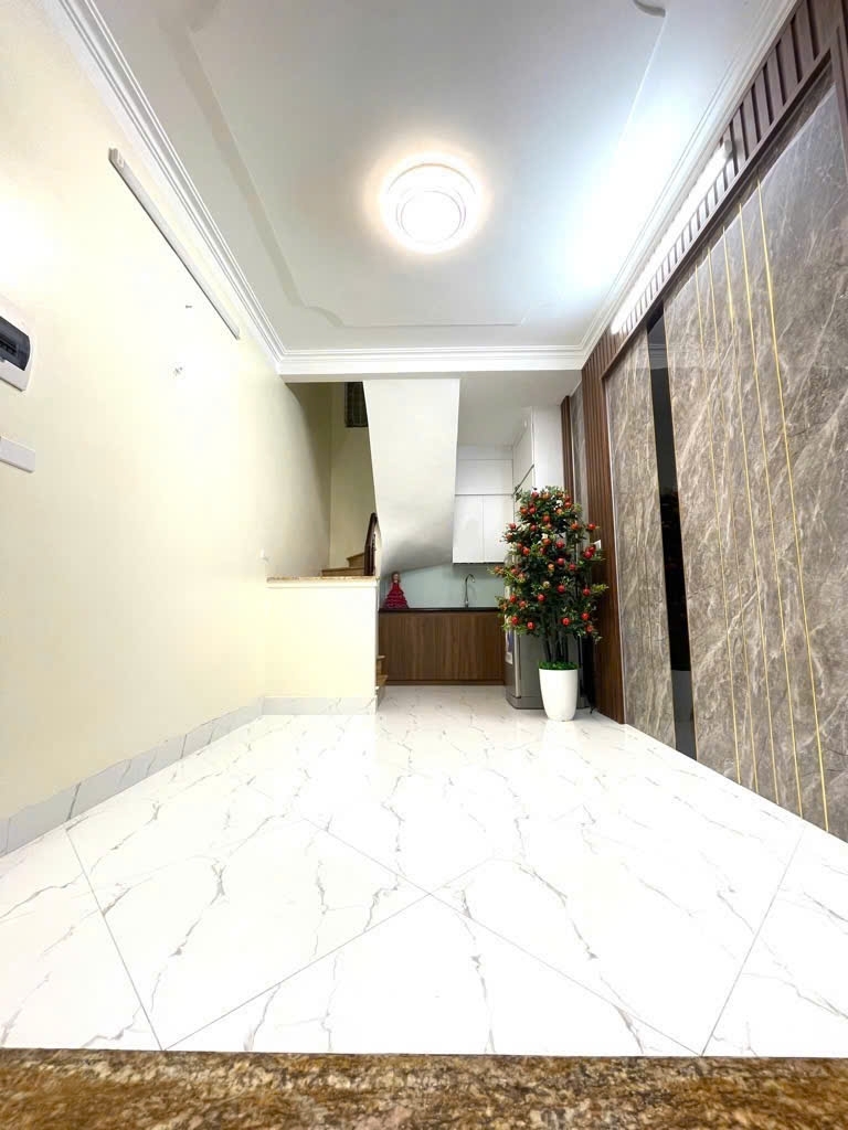 Cho thuê nhà nguyên căn ngõ Lệnh Cư 20 m² x 5 tầng 3 phòng ngủ khép kín 8.5 triệu