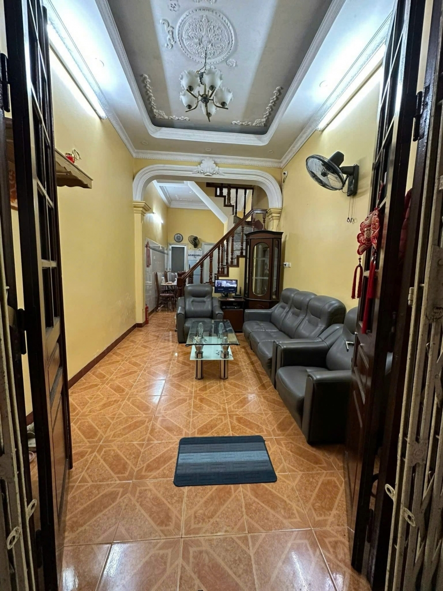 Cho thuê nhà nguyên căn ở ngõ 318 La Thành 35m 4 tầng 5pn 3 wc Giá 12 triệu
