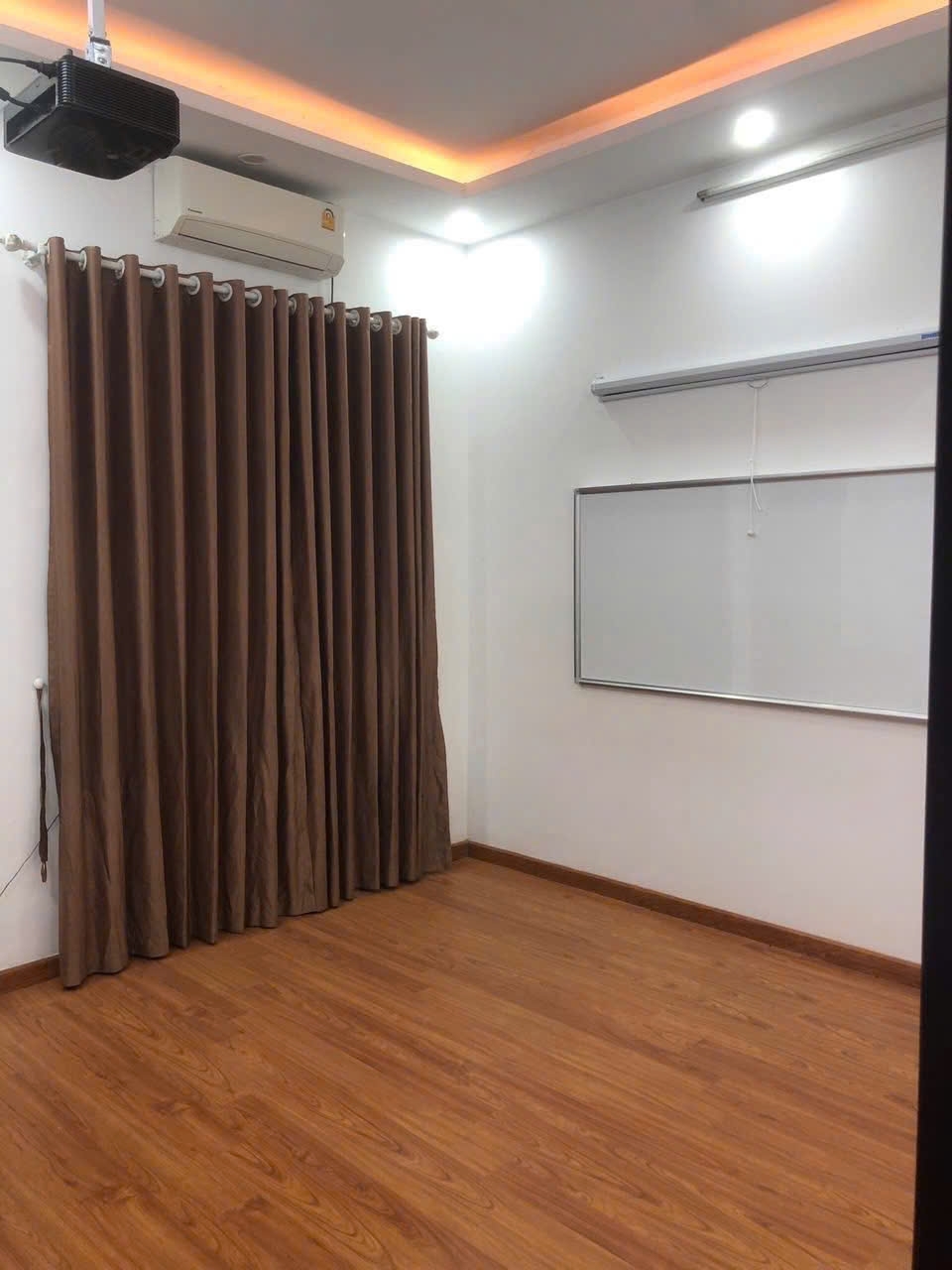 Cho thuê nhà nguyên căn Phố Lương Khánh Thiện 4 tầng x 30m2 3 ngủ 11 Triệu