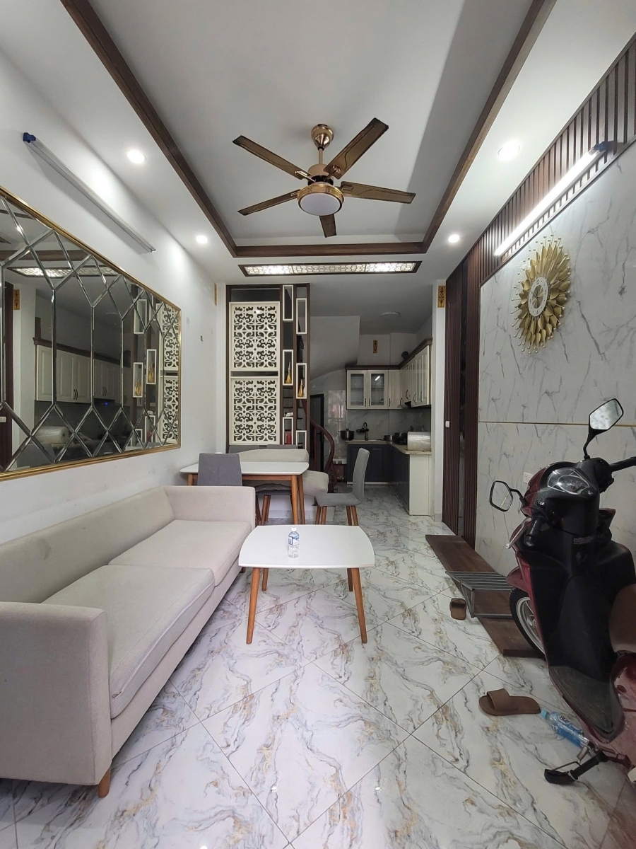 Cho thuê nhà Nguyễn Chính Hoàng Mai 4 tầng x 30m2 3 ngủ 4 WC 12 Triệu