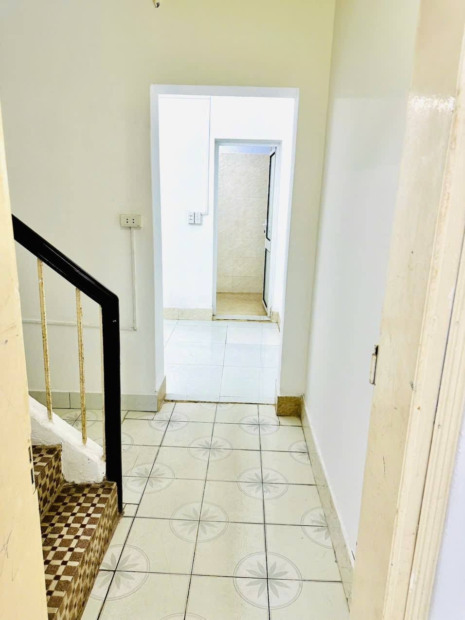 Cho thuê nhà ô tô đỗ cửa Nguyễn Khang 3 tầng x 80m2 4PN 14 triệu