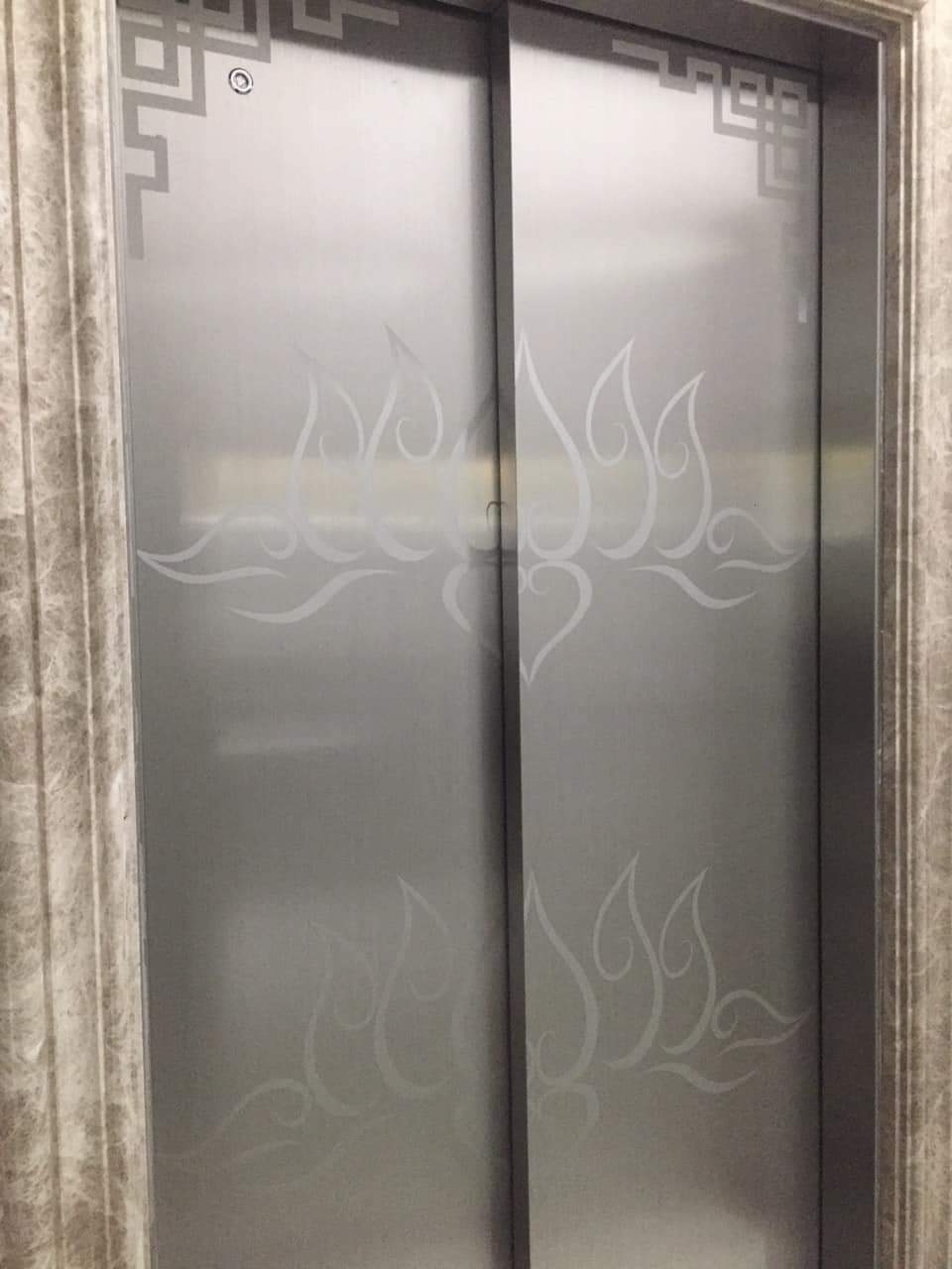 Cho thuê nhà P. Đội Cấn Thang máy pccc Vỉa hè; 141m2* 5T- 84 Tr