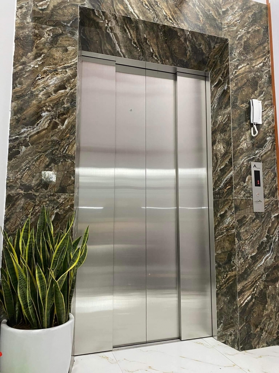 Cho thuê nhà P. Hoàng Quốc Việt THANG MÁY PCCC 154m2x 5T *77 Tr