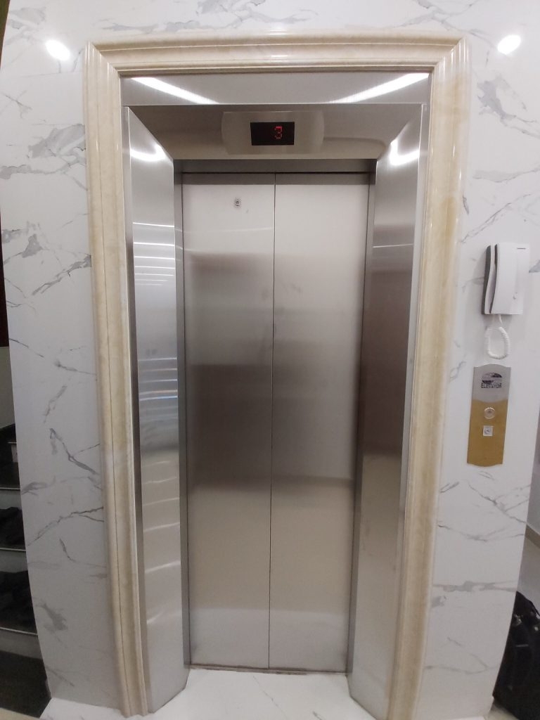Cho thuê nhà Thang máy PCCC Vỉa hè 98m2- 4T P. Hoàng Cầu_30 Tr
