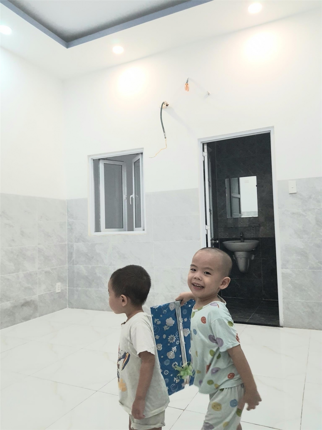 Cho Thuê Phòng gần UB P. Long Trường Tp. TĐ có Máy Lạnh– Khu dân trí