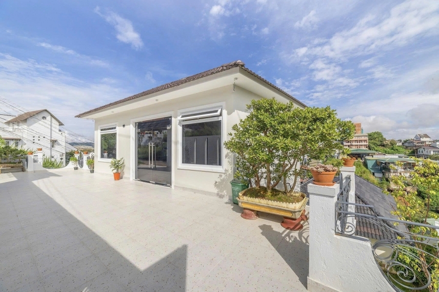 Cho thuê villa sân vườn 4 nhà riêng biệt 7 phòng đường Lý Nam Đế phường 8 đà lạt giá 40tr