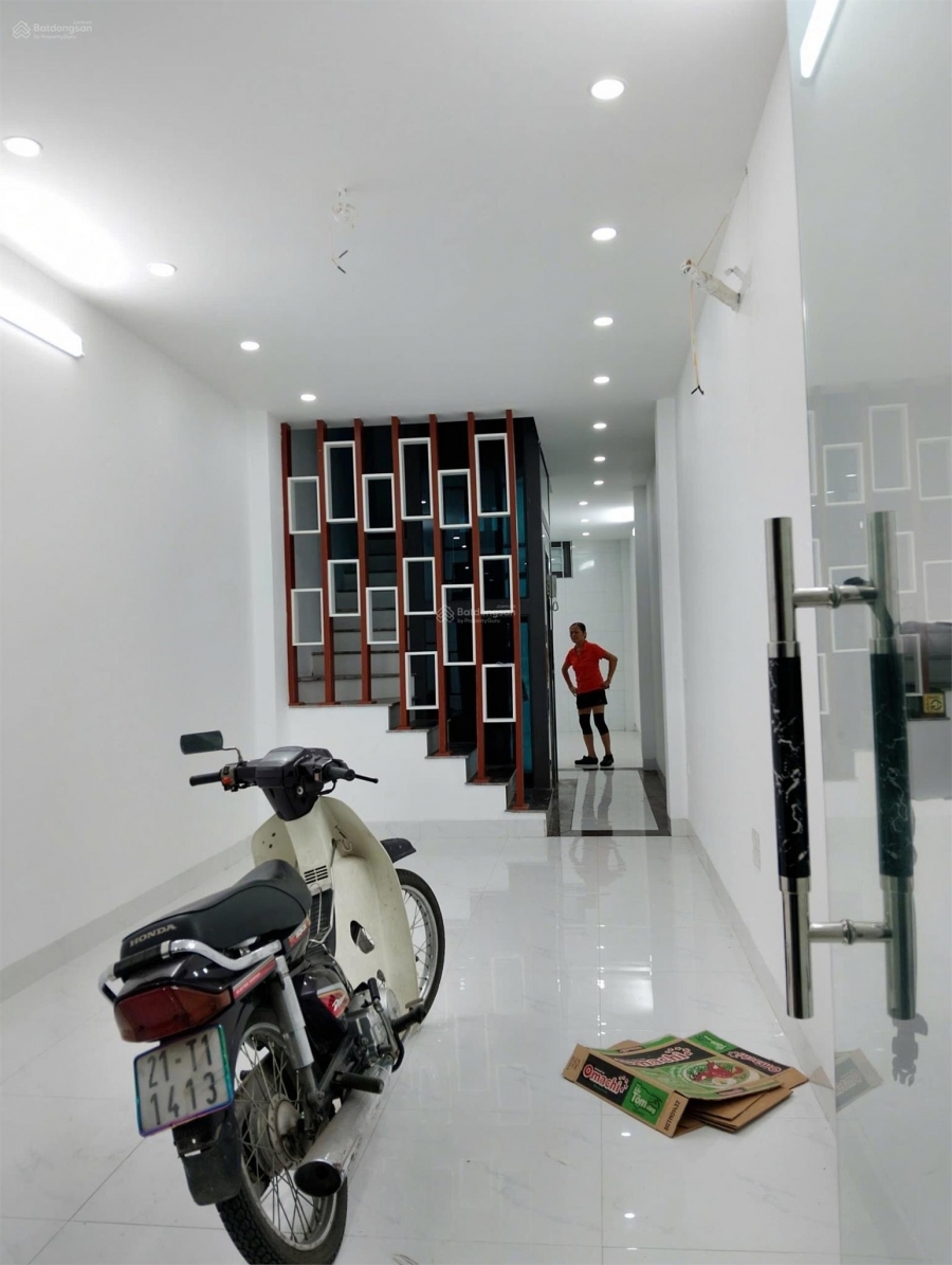 Chủ hạ giá nhà cần bay luôn ô tô tải vào tận cửa- xuân la tây hồ