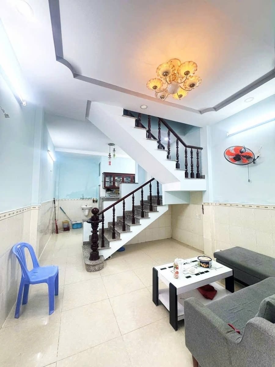 GIÁ RẺ CHỈ 325 TỶ NHÀ 2 TẦNG ĐÚC HẺM XE HƠI ĐẬU CỬA GẦN TRƯỜNG ĐẠI HỌC GTVT. TÂN CHÁNH HIỆP QUẬN 12.