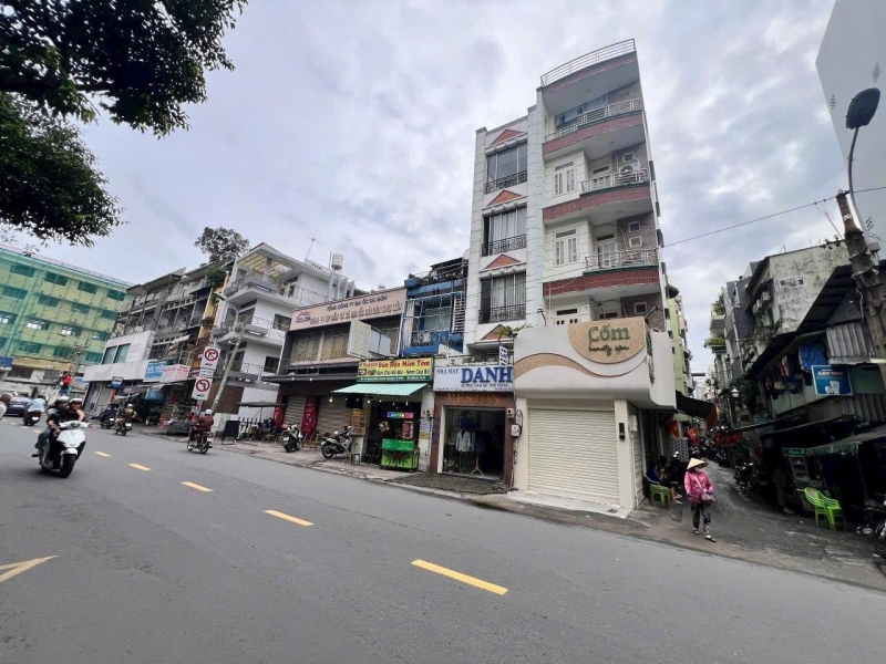 ** GÓC 2 MẶT TIỀN NGUYỄN BIỂU P. 2. QUẬN 5