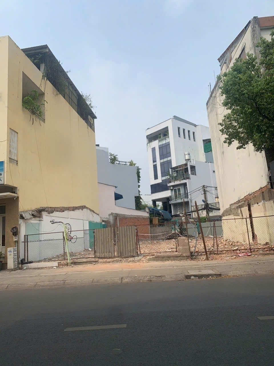 Hoàng Hoa Thám, , 14x24m nở hậu 16m, H8T , giá 95 tỷ TL  Địa chỉ: 54 Hoàng Hoa Thám