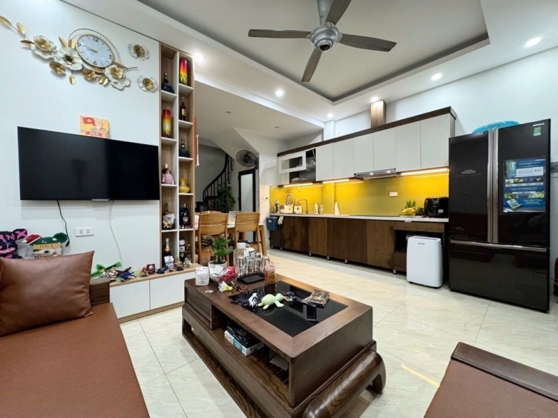 Hơn 7 tỷ nhà 35m x 5T ngõ 193 Bồ Đề oto đỗ cửa nhà mới ở luôn.