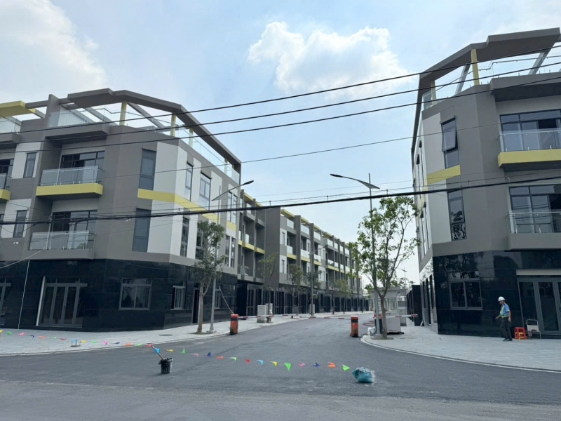 HOT !!! SỞ HỮU NGAY CĂN NHÀ PHỐ MẶT TIỀN ĐẸP - GIÁ TỐT - Vị Trí Đắc Địa Tại Đường Bình Thung Phường