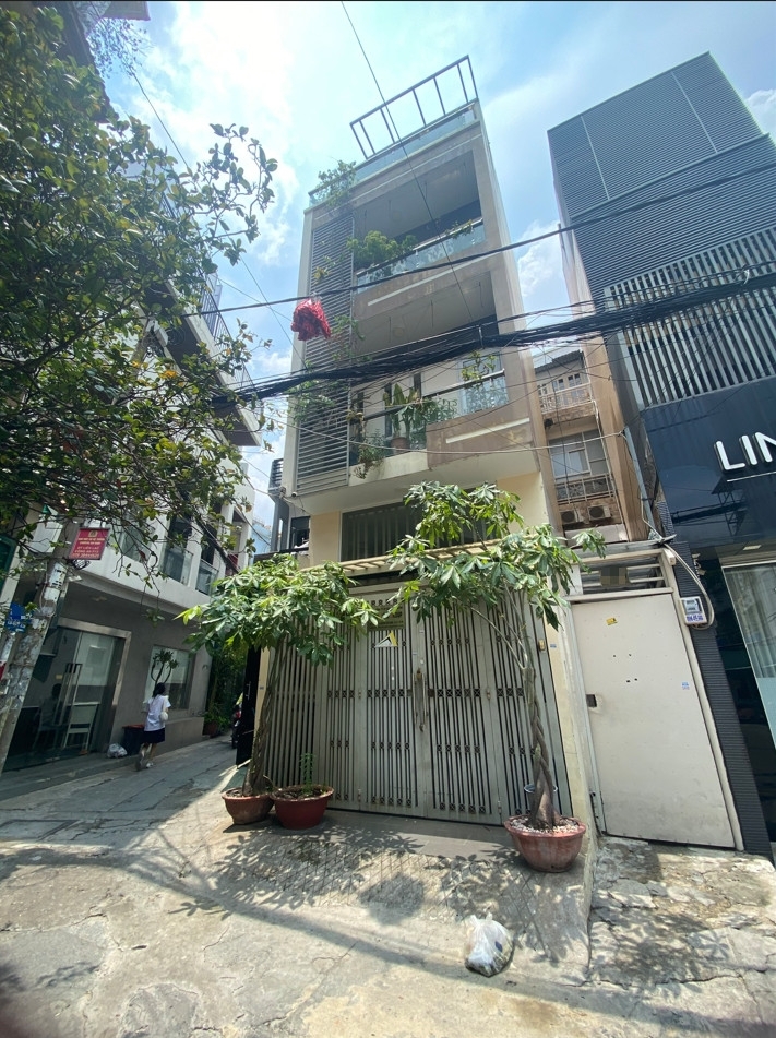 HUỲNH VĂN BÁNH TRƯỜNG SA - XE HƠI VÀO NHÀ - SÂN TRƯỚC RỘNG THOÁNG - 5 TẦNG BTCT