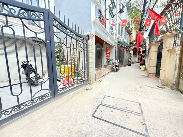 Lạc Long Quân – CCMN 6T thang máy 104m² MT 6.1m – Giá chào 27.5 Tỷ Gần Hồ Tây