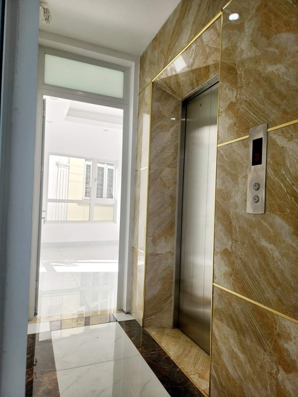 Mình cho thuê nhà đẹp căn góc Nguyễn Thị Định 92m2x 4T vỉa hè 30 Tr