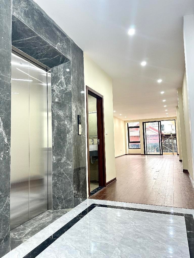 Mình cho thuê nhà mới hai mặt tiền Thụy Khuê 111m2x 4T vỉa hè 30 Tr