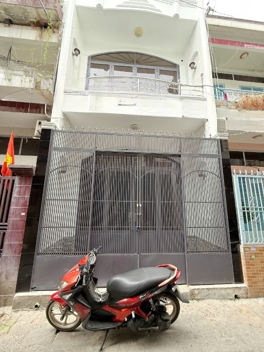 Nhà 2 tầng nở hậu hẻm 102 Âu Dương Lân (P. Chánh Hưng). Giá 77 tỷ TL