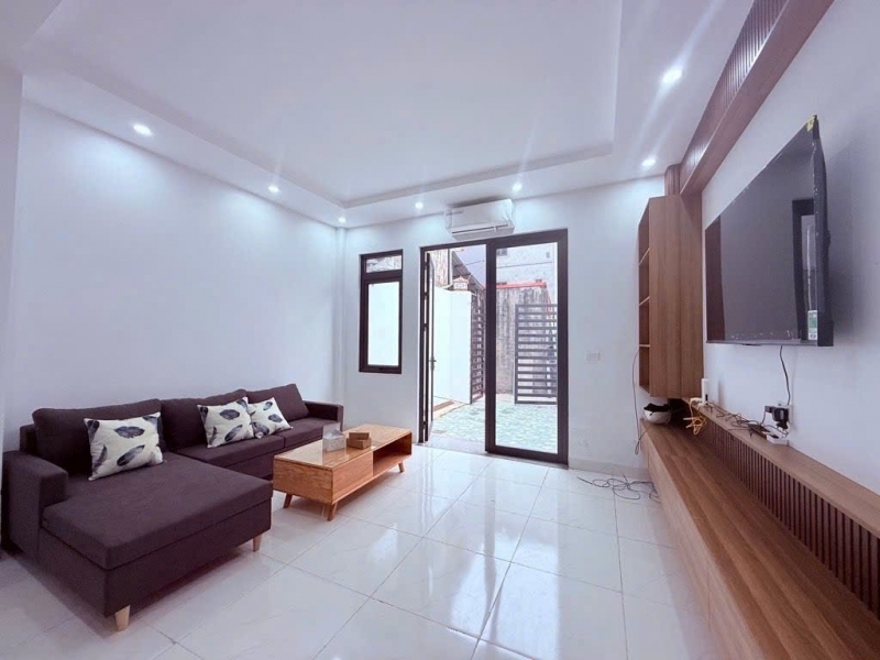 Nhà 3 tầng đẹp long lanh mới kính koong thôn Gia Tân - tổ 11 Quang Minh. Tặng full nội thất