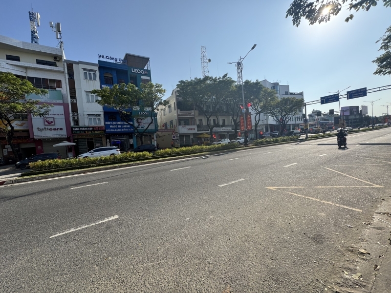 Nhà 3 tầng lô góc 3 mặt thoáng Nguyễn Văn Linh 105.5m2 giá 31.5 tỷ