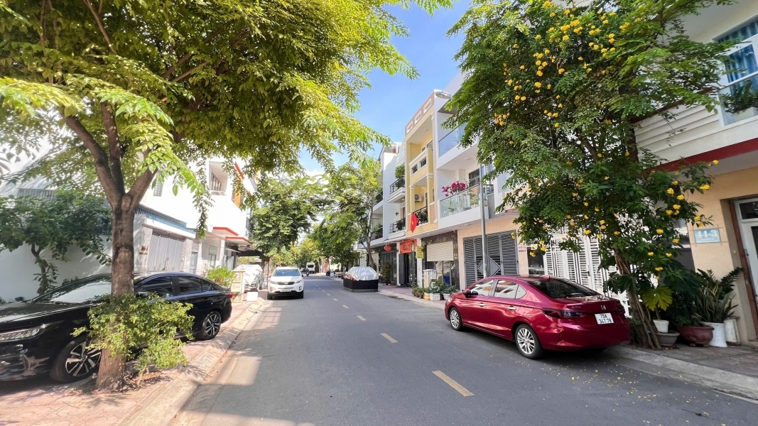 Nhà 3 Tầng Mới Hiện Đại Có Thang Máy Tiện Nghi Trong Khu Đô Thị Văn Minh Ở Nha Trang.