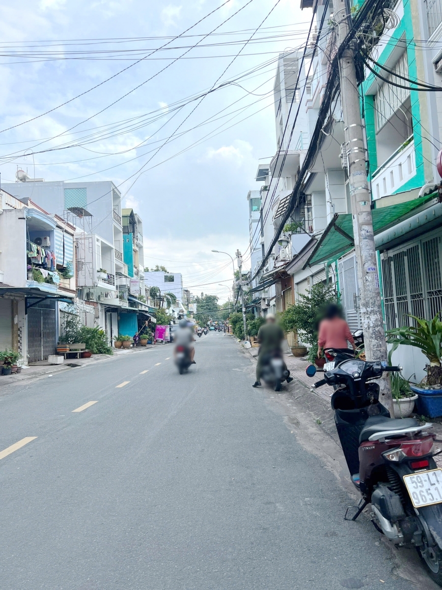 Nhà 4 tầng mặt tiền đường Tám Danh P.Chánh Hưng Giá : 11 Tỷ (T/L)