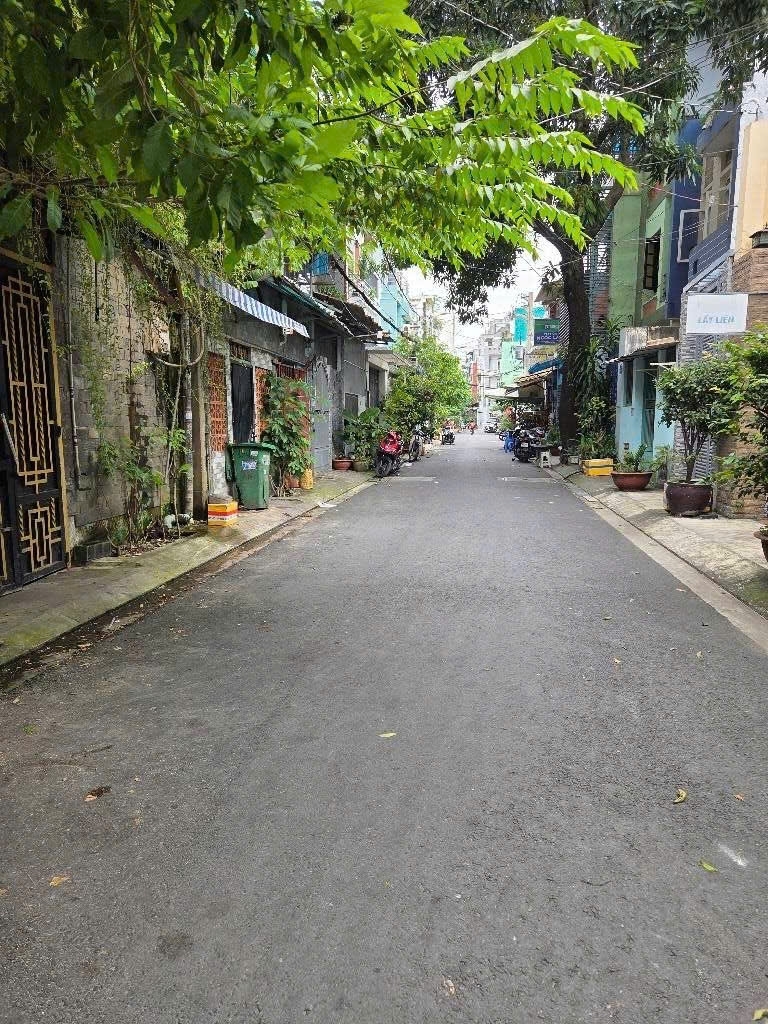 Nhà bán đường Nguyễn Hữu Tiến xe hơi tới cổng 75m2 có 2 sân trước sau rộng rãi giá nhỉnh 7 tỷ