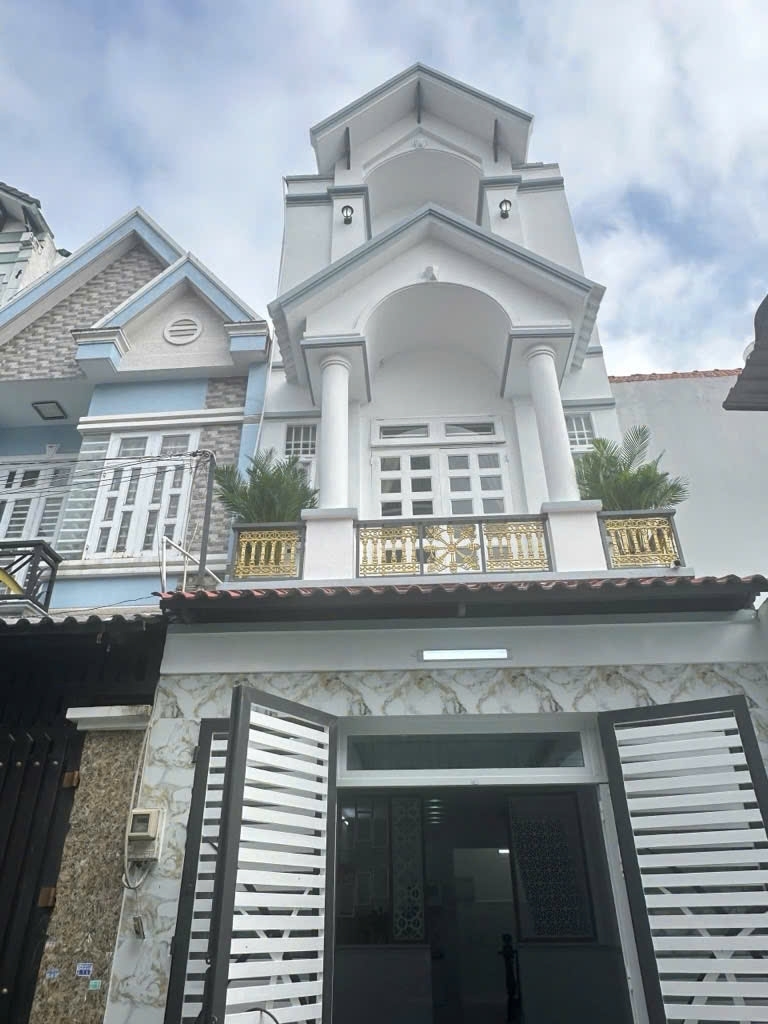 NHÀ BÁN QUẬN 12 - GIÁP SONG HÀNH TRƯỜNG CHINH.QUA TÂN BÌNH CHỈ VÀI PHÚT NHÀ 4 TẦNG BTCT VÀO Ở