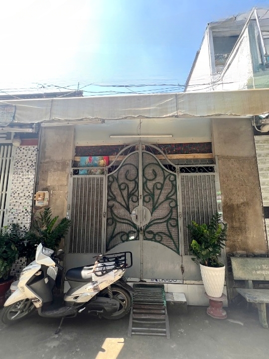 Nhà cũ (4x16) hẻm xe hơi C3 Phạm HùngBình HưngBình Chánh. Giá: 2.6 tỷ