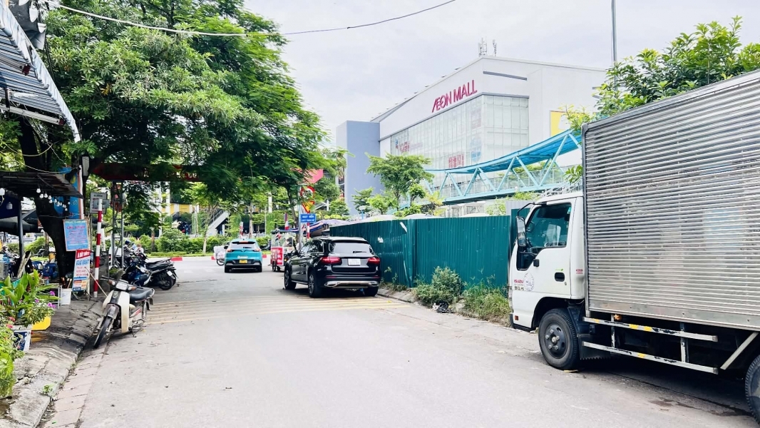 nhà đẹp Cổ Linh gara ôtô kinh doanh nhỏ đi bộ sang Aeon Mall