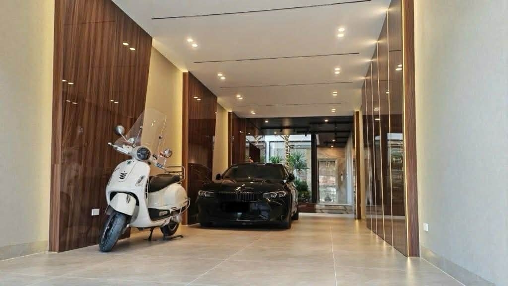 nhà đẹp lô góc Việt Hưng 100m x 7 tầng ôtô tránh gần BigC Long Biên