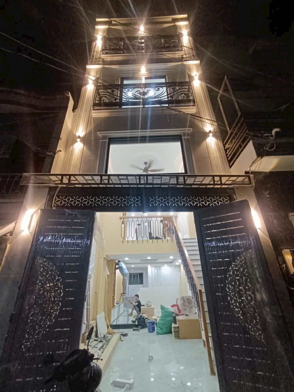 NHÀ ĐẸP MỚI HIỆN ĐẠI HẺM XE HƠI TRUNG MỸ TÂY – XÁCH VALY VÀO Ở ĐÓN TẾT